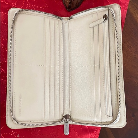 Michael Kors wallet - Picture 6 of 9